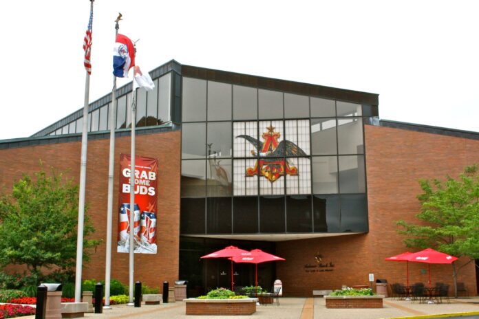 Anheuser-Busch Brewery autore Pp391. Link: https://commons.wikimedia.org/wiki/File:Anheuser-Busch_Brewery_at_St._Louis.jpg